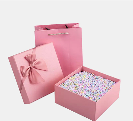 板紙ピンク磁気クロージャーギフト包装ボックス衣類包装クラムシェルデザイン