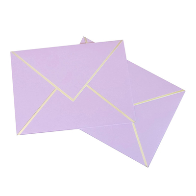 寸断された紙袋の封筒の赤い緑の紫色によって印刷される注文のサイズ